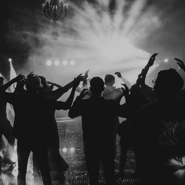 silhouette pull-up black and white